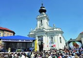  We Mszy św. odprawionej przed wadowicką bazyliką wzięły udział tysiące osób