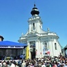  We Mszy św. odprawionej przed wadowicką bazyliką wzięły udział tysiące osób