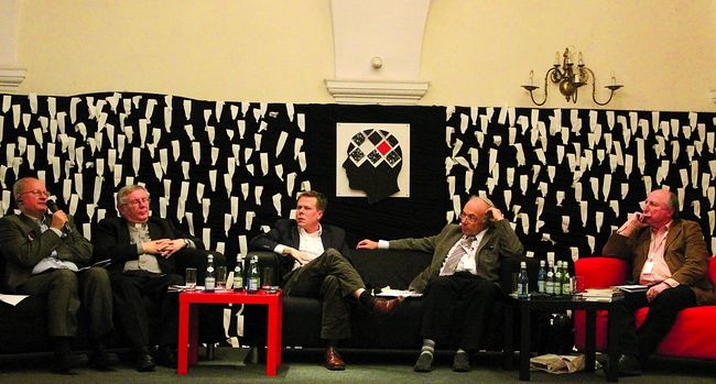  Moderatorem panelu dyskusyjnego „Wiara prześladowana” był dr Andrzej Grajewski z GN (pierwszy  z lewej)