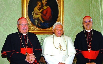 Kardynałowie: Sodano (z lewej) i Bertone (z prawej) z Benedyktem XVI
