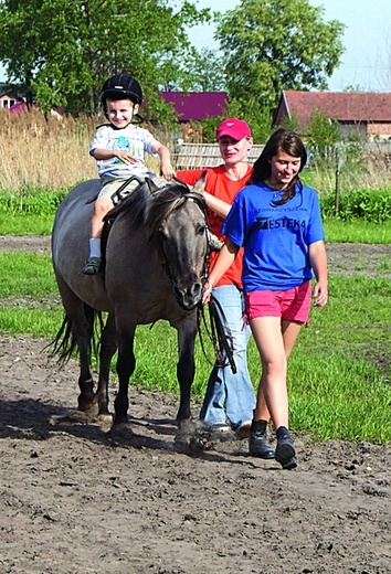 Dzieci uwielbiają jazdę na wierzchowcach 