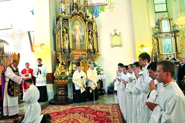  Znakiem udzielenia diakonatu było włożenie rąk przez biskupa