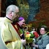  Parafianie, witając bp. Andrzeja Jeża, gratulowali mu papieskiej nominacji. Z lewej ks. Zbigniew Guzy, proboszcz parafii