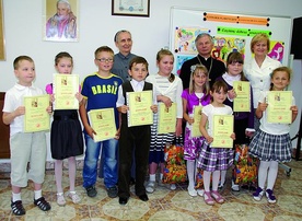  Mali artyści z bp. Henrykiem Tomasikiem, s. Anną Reczko i Ewą Majcher 