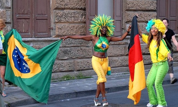 Piłka jest okrągła, płcie są dwie