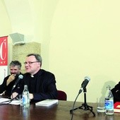  Ożywioną dyskusją kierował ks. Tomasz Jaklewicz z „Gościa” (w środku). Po prawej bp Grzegorz Ryś,  po lewej ks. Robert Skrzypczak, autor książki