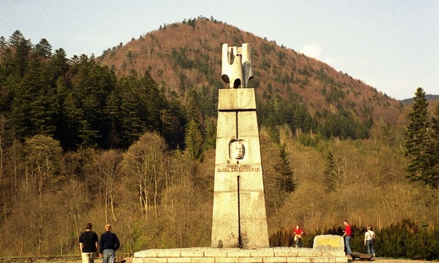 Chwalili Świerczewskiego - musieli oddać pieniądze