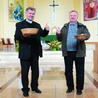 Proboszcz i przewodni-czący rady parafialnej wspólnie zbierają datki na potrzeby świątyni 