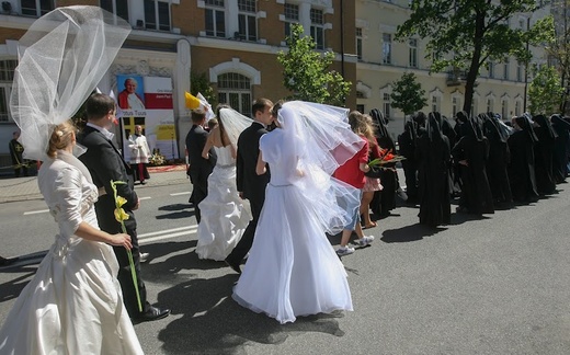 Boże Ciało w kwiatach i z welonem… 