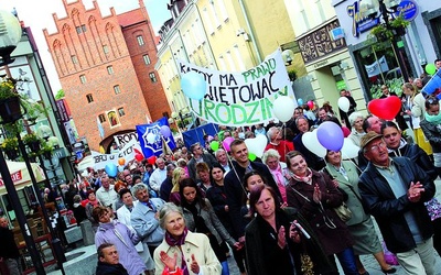  W olsztyńskim marszu wzięło udział ponad 1,5 tys. osób. – Jesteśmy szczęśliwi, że tak wiele osób zechciało wyjść na ulice, aby ukazać, iż życie to największa wartość – powiedział Janusz Prucnal, organizator marszu
