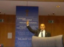 Polak zawiesił krzyż w Parlamencie Europejskim
