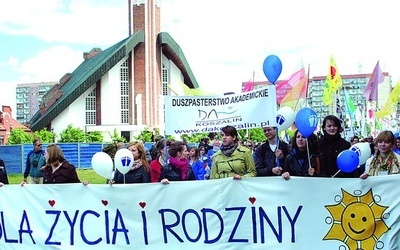 W Koszalinie radosny pochód otwierali studenci 