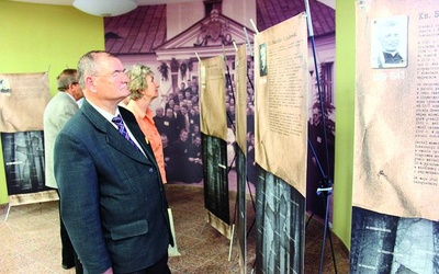  Wystawa na temat martyrologii polskiego duchowieństwa na Wołyniu prezentowana jest w auli domu biskupa łowickiego