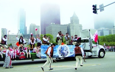 Patriotyczna parada na ulicach Chicago z udziałem zespołu Trebunie-Tutki