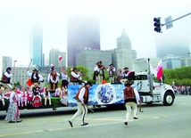Patriotyczna parada na ulicach Chicago z udziałem zespołu Trebunie-Tutki