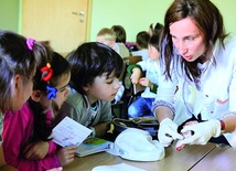 Wieprzowe żeberka pozwalają dzieciom zrozumieć strukturę kości