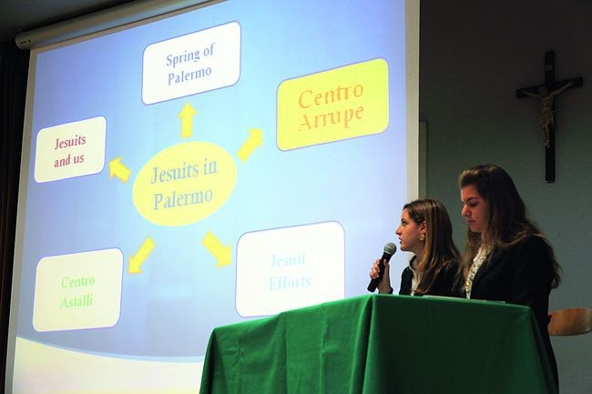  Uczniowie z Palermo opowiadają o działaniach jezuickich instytucji w swoim mieście