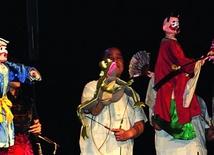  Shanghai Puppet Theatre pokazał różnorodne formy: tradycyjne lalki i mistrzowsko animowany jedwab