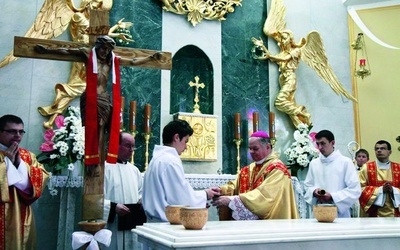  Biskup Tadeusz Rakoczy podczas uroczystej liturgii w kościele dedykowanym Matce Bożej