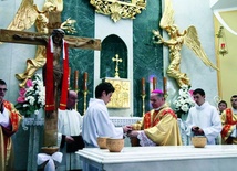  Biskup Tadeusz Rakoczy podczas uroczystej liturgii w kościele dedykowanym Matce Bożej