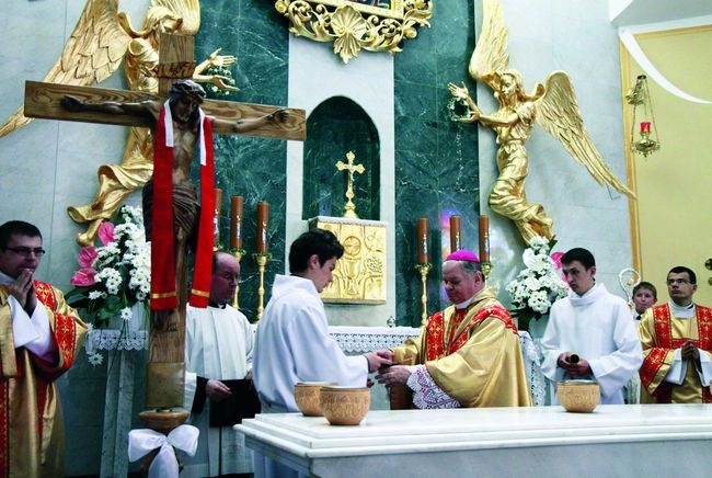  Biskup Tadeusz Rakoczy podczas uroczystej liturgii w kościele dedykowanym Matce Bożej