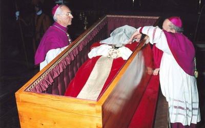 Ciało Jana Pawła II zostało złożone w cyprysowej trumnie. W piątek rano (przed godz. 8.00) w Bazylice św. Piotra nastąpił obrzęd jej zamknięcia.