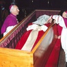 Ciało Jana Pawła II zostało złożone w cyprysowej trumnie. W piątek rano (przed godz. 8.00) w Bazylice św. Piotra nastąpił obrzęd jej zamknięcia.