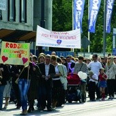  Tłum świętujących życie – od niemowlaków po babcie i dziadków