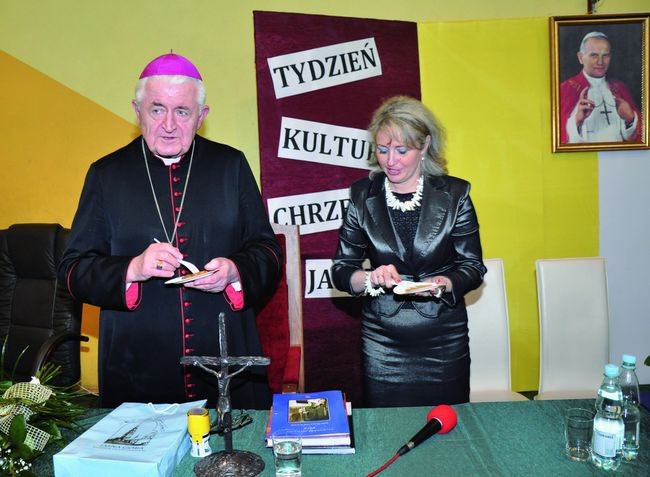  Na spotkaniu bp Ryszard zdradził tajniki swojego przepisu na placki ziemniaczane, które stały się świetnym uzupełnieniem uczty duchowej