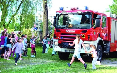 Gdy tylko na plac przy kościele św. Teresy podjechał wóz strażacki, dzieci zbiegły się ze wszystkich stron 