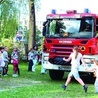 Gdy tylko na plac przy kościele św. Teresy podjechał wóz strażacki, dzieci zbiegły się ze wszystkich stron 