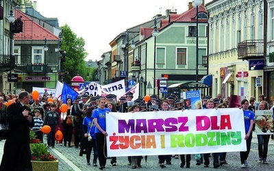  Ulicami miasta przeszło niemal 3000 uczestników. Potem zebrali się przed Urzędem Miejskim  przy ul. Żeromskiego na festynie