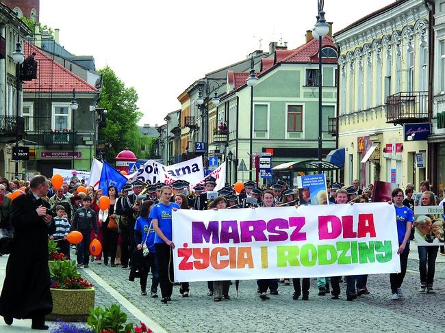  Ulicami miasta przeszło niemal 3000 uczestników. Potem zebrali się przed Urzędem Miejskim  przy ul. Żeromskiego na festynie