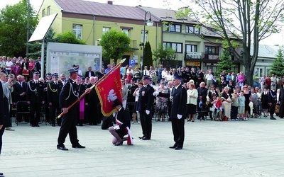  Przekazanie nowego sztandaru jednostce w Łagowie 