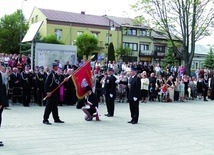  Przekazanie nowego sztandaru jednostce w Łagowie 