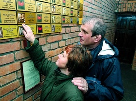  Bożena i Adam Staszewscy w kaplicy Męczenników przy sanktuarium w Zabawie. To tu znajduje się pamiątkowa tabliczka ich brutalnie zamordowanego syna