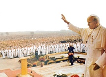 Ostatecznie papieżowi nie udało się przejechać pośród pielgrzymów 