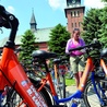  Pomarańczowe rowery oklejone są logo sanktuarium. Można je wypożyczyć przy kościele
