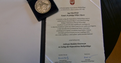 Medal dla abp. Wiktora Skworca