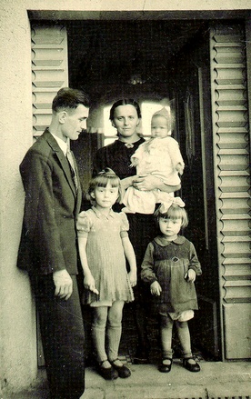 W archiwum można zestawić kilka fotografii rodzinnych.  Na zdjęciu rodzina Anny  i Wilhelma Szebesczyków  z Rydułtów, 1940 r.