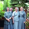 S. M. Vera Loss (druga z prawej)  wśród sióstr
