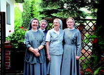 S. M. Vera Loss (druga z prawej)  wśród sióstr