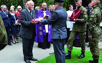  Marszałka pochowano z honorami na cmentarzu przy  ul. Francuskiej. W imieniu rodziny sztandar odebrał jego wnuk Konstanty Wolny