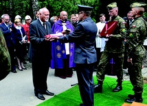  Marszałka pochowano z honorami na cmentarzu przy  ul. Francuskiej. W imieniu rodziny sztandar odebrał jego wnuk Konstanty Wolny