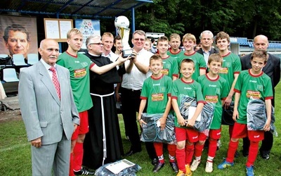  Zdobywcy pucharu – drużyna Franciszkańskiego Klubu Sportowego z Rychwałdu