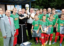  Zdobywcy pucharu – drużyna Franciszkańskiego Klubu Sportowego z Rychwałdu