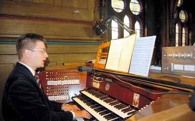 Pan Łukasz wygrał konkurs na stanowisko organisty w rabczańskim kościele. – 70 procent mojego życia pochłania gra – mówi. Ale dodaje z radością, że rodzina jest bardzo wyrozumiała