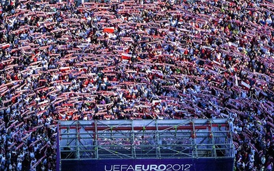  Kibice dopisali, i to zarówno na stadionie, jak i w fan zonie. W chwili śpiewania hymnu narodowego wszyscy unieśli szaliki z napisem „Polska”