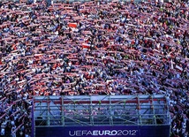  Kibice dopisali, i to zarówno na stadionie, jak i w fan zonie. W chwili śpiewania hymnu narodowego wszyscy unieśli szaliki z napisem „Polska”