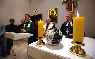  Piłkarze będą mogli korzystać z kaplicy ekumenicznej, którą na gdańskim stadionie poświęcił abp Sławoj Leszek Głódź